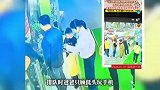 排队时爸爸沉迷手机，孩子跑上马路被撞，妈妈：爸爸全责！