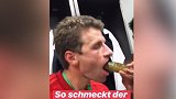 又粗又长！穆勒直播咬酸黄瓜：这就是双冠王的味道