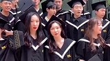 王俊凯 小凯穿学士服戴学士帽拍毕业照啦 毕业快乐！
