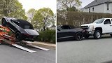 美国：一辆拖车装卸失误致价值4万美元的跑车滑落报废