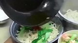 第一次见这样的海鲜油泼面，一碗面半碗油，你这油泼面挺奢侈啊