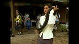 旅游-泰国女子街头演表“生吞”眼镜王蛇 剧毒蛇头塞进嘴里