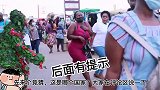 国外恶搞小伙又去恶搞路过美女，妹子们被搞到哈哈笑