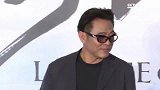 57岁李连杰现身五台山祈福，双手合十表情虔诚