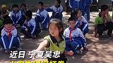 小学生课间打拳，围观学生看，她在发光