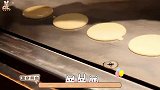 日本小哥做出来最小的煎饼，1分钟就能做50个，一口一个很过瘾