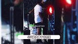 邓超孙俪一家三口外出，14岁儿子走路姿势奇怪，一瘸一拐疑似受伤