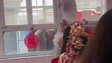 新娘子自己开窗户，放新郎进来