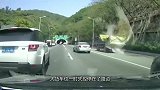 路虎突然变道，货车灵活走位饶他不死，感谢司机不杀之恩！