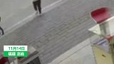 小男孩不愿理发外婆生气离开，娃跺脚跑去追外婆，瞬间被车撞倒