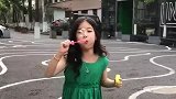 萌娃吹泡泡的样子，真的好可爱呀