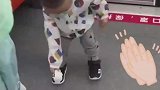 男孩将水壶打翻，接着做了这件事
