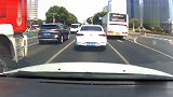 男子报警称消防车追尾逃逸，交警：你随意变道全责