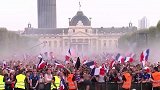 水火在此刻相容！球迷点烟火喷水庆祝姆巴佩进球