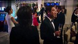 富婆朝水里扔了块手表，小伙一句八百多万，美女们纷纷跳入水中！
