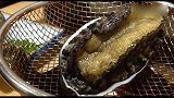 《舌尖上的美食》；将鲍鱼放在火上烤，真刺激