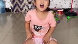 只要妈妈给我什么吃的，到我手里不到一秒钟总会被抢走