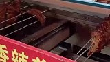户外流动烧烤摊毫无遮蔽的放在户外，烤架上还有未卖完的食物