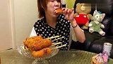 小哥吃芝士热狗，连吃几根，这才是豪华吃法