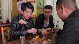 俩二货去吃烤串，菜单上写的10串服务员却端来70串