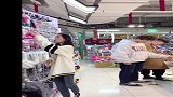 小伙子情商很高，给美女留足了面子，哈哈