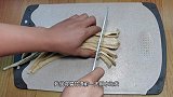 豆香浓郁有嚼劲的“家常烧腐竹”，浸满浓浓汤汁，酸甜开胃又下饭