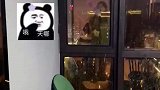 台风刮来了百元大钞，紧紧贴在窗户上