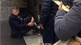 在他眼里，在车站买票，背包一背就走的时代变了，请等等2.5亿老年人吧！关爱老人 上热门 正能量视频