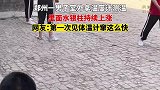 男子室外拿温度计测温，水银柱持续上涨
