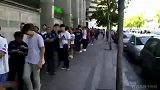 人山人海！数万球迷涌入伯纳乌 约维奇亮相仪式即将开启