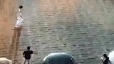 高三最后一个晚自习下课离校，班主任们集体打开车灯为孩子送行