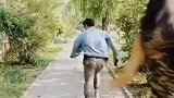 我跟我爸妈聊天呢，你N瑟什么呀