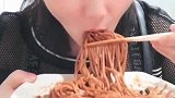 吃货琳琳直播吃面，大口往嘴里吸溜，吃出了幸福的味道！