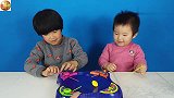 亲子互动游戏玩魔幻陀螺，两个女儿玩的太开心啦！
