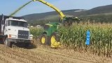 美国收玉米全机械，几千亩地只需要两个开车的，比我们先进不少！