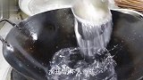 烧菌菇是焯水还是过油？这样做更家常，鲜香味美，看着就有食欲