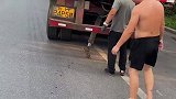 货车后面的千斤顶，本以为是用来卸货的，没想到居然是用来挪车的