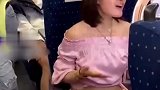 网红在高铁上拍视频，衣服暴露一点都不害羞，不料镜头一转简直了