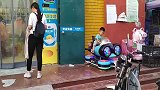 妈妈带大嫂来闺女家，闺女亲自下厨做了一桌子菜！嫂子直呼太好吃