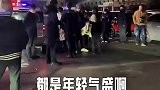 警察来了都拦不住，真是年轻气盛啊