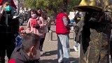 小孩戳街头铜人表演者验真假