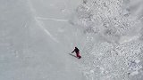 男子滑雪忽然发生雪崩，若不是镜头拍到，都不敢相信是真的！