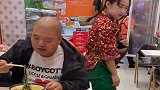 男子不要脸竟难为小姑娘，没想到遭遇神反击，这招以牙还牙太牛！