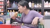 大姐，斯文点啦，你这吃相好怕怕呀！