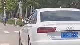我猜现在开车的，一定是位女士，细节暴露了技术