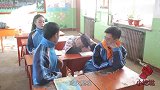 搞笑剧：老师让计算地球质量，结果学生用杆秤称地球仪，真逗