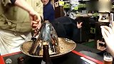 日本烤金枪鱼的鱼头，切开这个鱼头的瞬间，后面小哥的表情亮了！