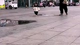小女孩看见水坑想踩，被爸爸一把揪耳朵，熟练得不像话