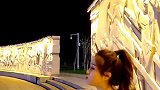 a羽绒服的季节我一个人穿着裙子
