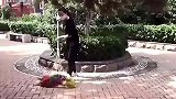 懂事孝顺的女大学生，14年来坚持帮环卫工父母扫街